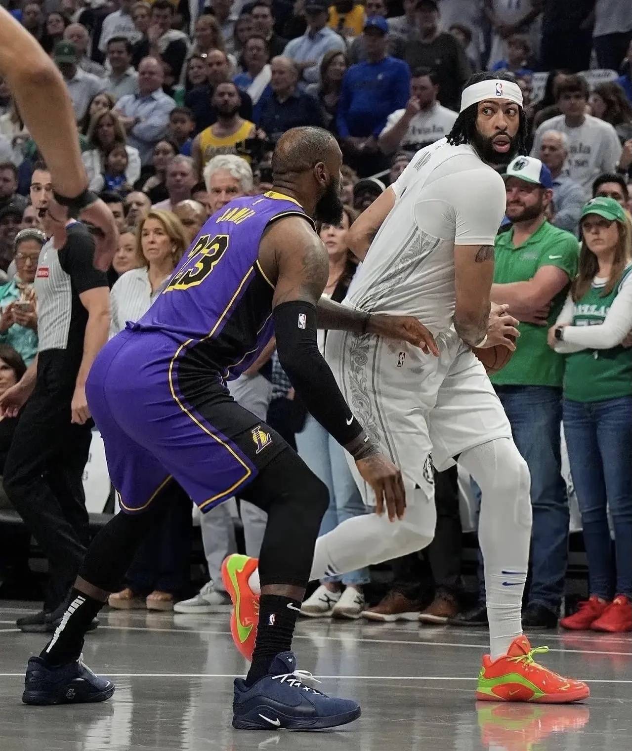 NBA媒体透露：詹姆斯在湖人队合同到期后，独行侠队愿意以一份老将底薪邀请其加盟