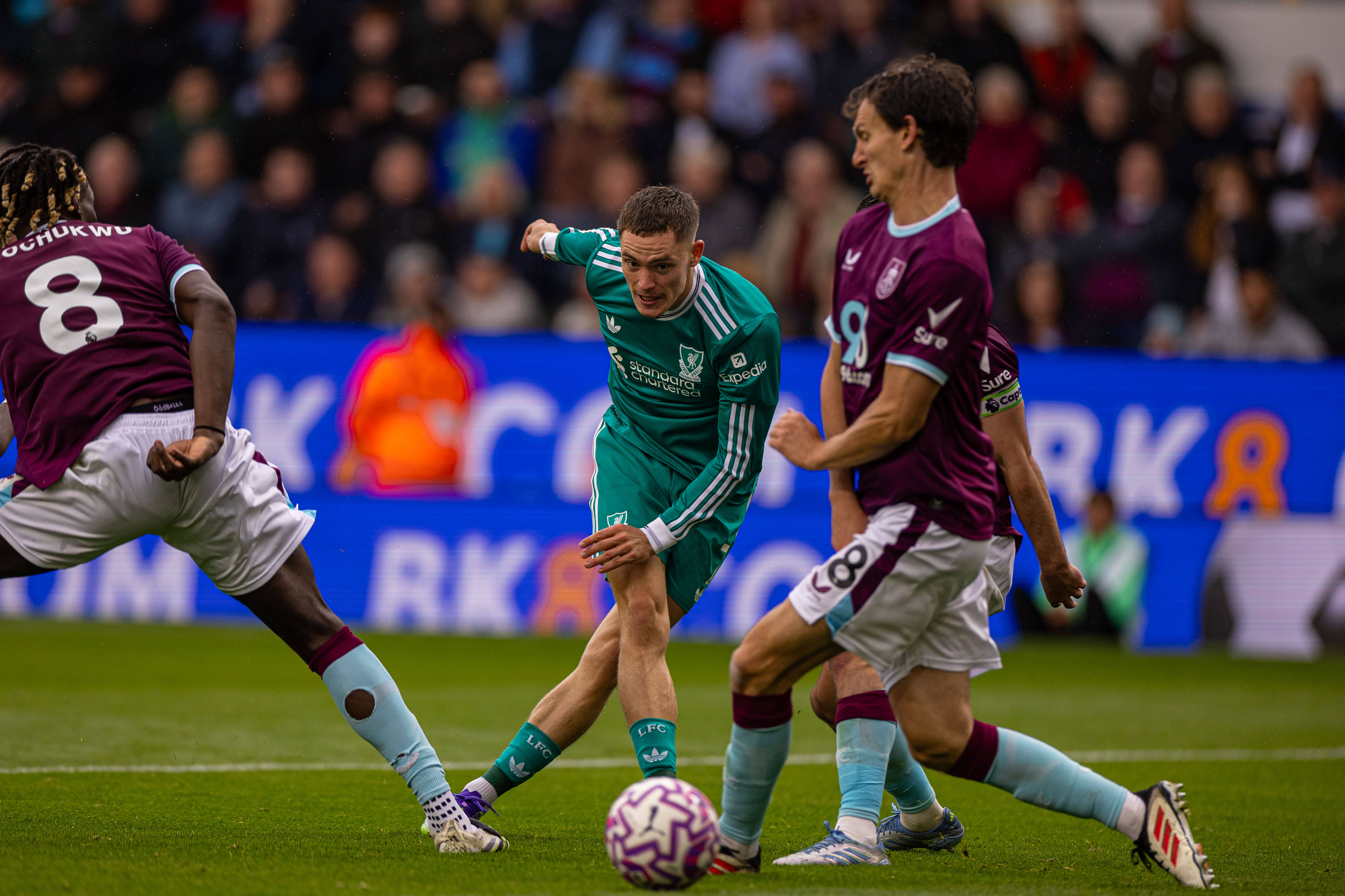 (体育)足球——英超:利物浦胜伯恩利